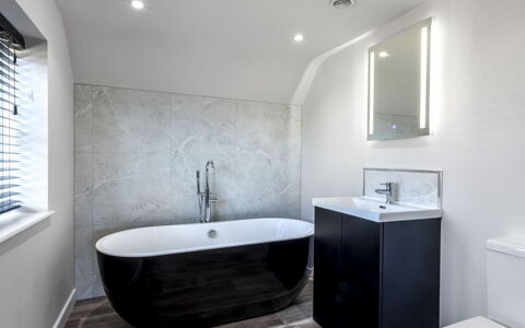 The Cottages Collection at Rusty Lane Farm: Wand, Armatur, Badewanne, Flooring, Interior Design, Badezimmer, Fussboden, Zuhause, Beleuchtung, Zapfhahn