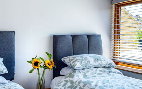 The Cottages Collection at Rusty Lane Farm: Möbel, Bett, Schlafzimmer, Bedding, Interior Design, Bettdecke, Linens, Holz, Fussboden, Textil