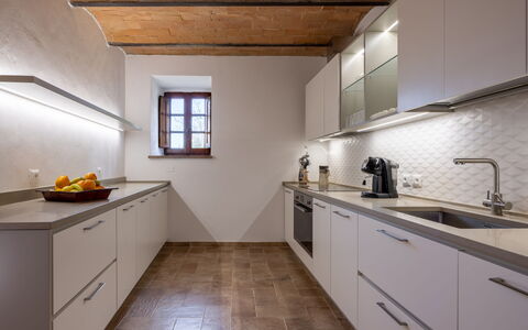 Casa Amelia, Pool, Casole Elsa, Monti: Küche, Countertop, Flooring, Interior Design, Küchengerät, Holz, Spüle, Cabinetry, Decke, Zuhause