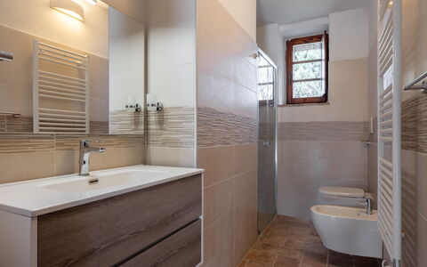Casa Amelia, Pool, Casole Elsa, Monti: Flooring, Armatur, Badezimmer, Fussboden, Interior Design, Sinken, Bad Sink, Zapfhahn, Badezimmerschrank, Installation