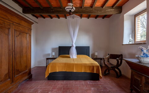 Casa Amelia, Pool, Casole Elsa, Monti: Möbel, Interior Design, Flooring, Bett, Schlafzimmer, Wand, Fussboden, Holz, Decke, Zimmer