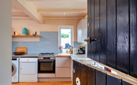 The Breakers: Flooring, Küche, Holz, Countertop, Cabinetry, Fussboden, Küchengerät, Interior Design, Möbel, Major Appliance