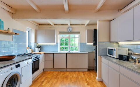 The Breakers: Küche, Flooring, Countertop, Interior Design, Holz, Major Appliance, Fussboden, Cabinetry, Küchengerät, Decke