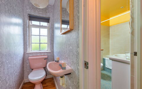 The Breakers: Wand, Badezimmer, Armatur, Flooring, Fussboden, Interior Design, Installation, Toilette, Fliese, Zimmer