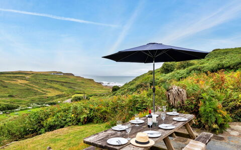 The Breakers: Landschaft, Möbel, Gartenmöbel, Tabelle, Grundstueck, Tisch Im Freien, Eco Hotel, Hütte, Garten, Picknicktisch