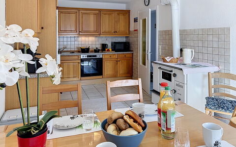 Albert: Möbel, Küche, Flooring, Interior Design, Countertop, Küchengerät, Cabinetry, Holz, Major Appliance, Fussboden