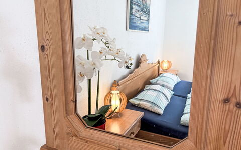 Albert: Holz, Interior Design, Zimmer, Holzbeize, Hartholz, Natürliches Material, Spiegel, Lampe, Bilderrahmen, Sperrholz