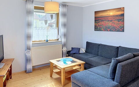 Albert: Möbel, Interior Design, Couch, Flooring, Fussboden, Zimmer, Wohnzimmer, Wohnung, Beleuchtung, Tabelle
