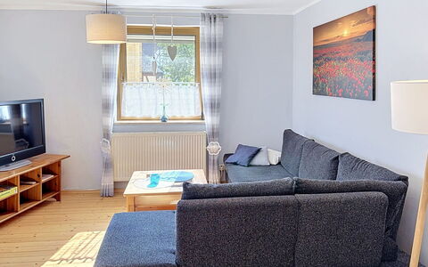 Albert: Möbel, Interior Design, Couch, Flooring, Fussboden, Holz, Wohnzimmer, Zimmer, Tabelle, Beleuchtung