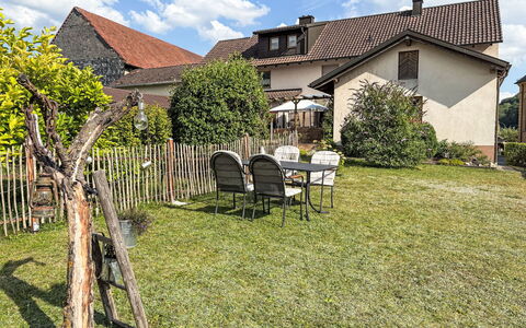 Albert: Gras, Gebäude, Haus, Wohngebiet, Dach, Strauch, Hütte, Zuhause, Garten