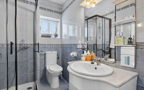 Goya - Mar de Cristal: Badezimmer, Armatur, Sinken, Interior Design, Toilette, Bad Sink, Zapfhahn, Toilleten Sitz, Flooring, Installation