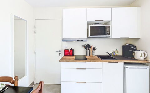 Beg en Aud: Möbel, Küche, Countertop, Cabinetry, Interior Design, Flooring, Küchengerät, Holz, Fussboden, Major Appliance