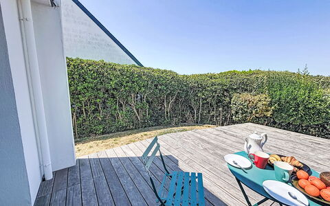 Beg en Aud: Blau, Sonnenlicht, Gartenmöbel, Schatten, Landscaping, Zaun, Hecke, Balkon, Eco Hotel, Walkway