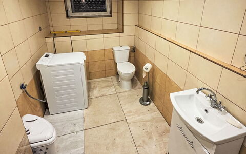 Oaza Spokoju: Toilleten Sitz, Flooring, Armatur, Fussboden, Badezimmer, Toilette, Installation, Sinken, Interior Design, Fliese
