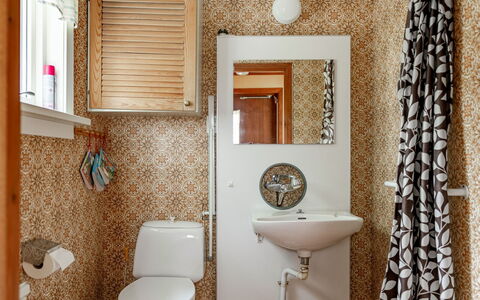Lantdrömmen: Toilleten Sitz, Badezimmer, Toilette, Armatur, Bad Sink, Interior Design, Sinken, Flooring, Fussboden, Installation