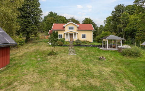 Lantdrömmen: Gras, Gebäude, Baum, Haus, Wohngebiet, Zuhause, Strauch, Dach, Grundstueck