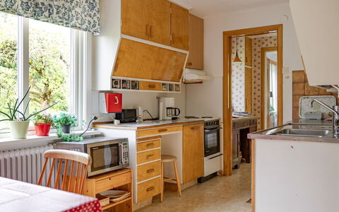 Lantdrömmen: Küche, Küchengerät, Major Appliance, Interior Design, Countertop, Möbel, Holz, Flooring, Herd, Cabinetry