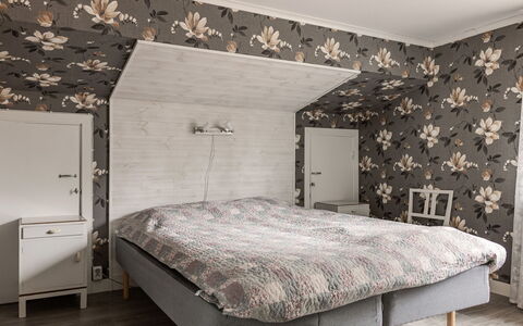 Lantdrömmen: Schlafzimmer, Bett, Möbel, Bettdecke, Bedding, Interior Design, Flooring, Holz, Fussboden, Linens