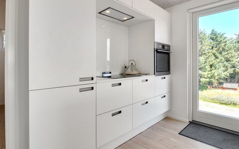 Fromer - 800M from the Sea: Küche, Countertop, Flooring, Cabinetry, Interior Design, Küchengerät, Holz, Fussboden, Decke, Major Appliance