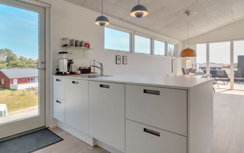 Fromer - 800M from the Sea: Holz, Küche, Flooring, Countertop, Fussboden, Interior Design, Decke, Zuhause, Cabinetry, Light Fixture