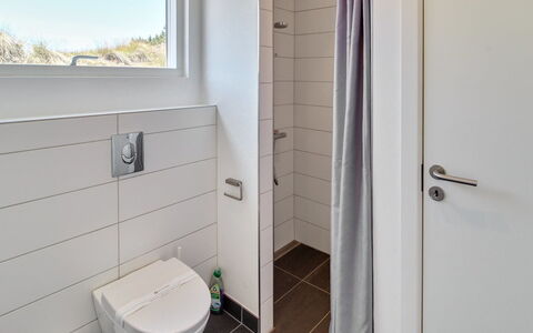 Fromer - 800M from the Sea: Wand, Flooring, Armatur, Badezimmer, Fussboden, Toilette, Interior Design, Toilleten Sitz, Installation, Zapfhahn