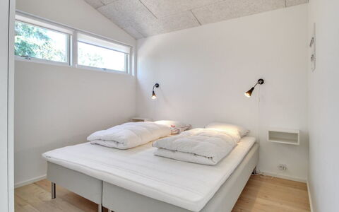 Fromer - 800M from the Sea: Interior Design, Decke, Flooring, Fussboden, Schlafzimmer, Beleuchtung, Light Fixture, Zimmer, Bett, Möbel