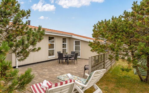 Jale - 300M from the Sea: Zuhause, Tür, Hütte, Estate, Garten, Schatten, Abstellgleis, Veranda, Design, Holzbeize
