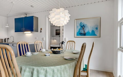 Jale - 300M from the Sea: Möbel, Interior Design, Light Fixture, Decke, Flooring, Holz, Esszimmer, Leuchter, Stuhl, Fussboden