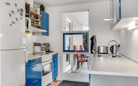 Jale - 300M from the Sea: Küche, Küchengerät, Major Appliance, Countertop, Interior Design, Flooring, Decke, Haushaltsgerät, Cabinetry, Möbel