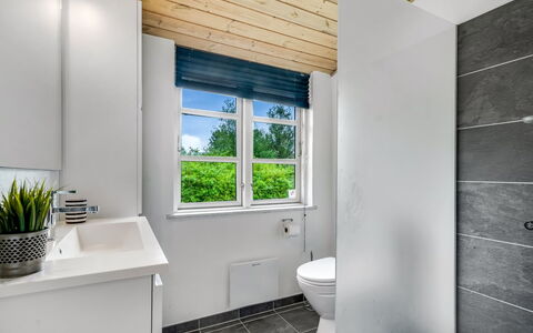 Söffren - 450M to the Fjord: Armatur, Flooring, Badezimmer, Fussboden, Interior Design, Installation, Zapfhahn, Sinken, Toilette, Decke