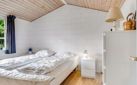 Söffren - 450M to the Fjord: Holz, Flooring, Decke, Fussboden, Interior Design, Schlafzimmer, Bett, Zimmer, Bedding, Bettrahmen