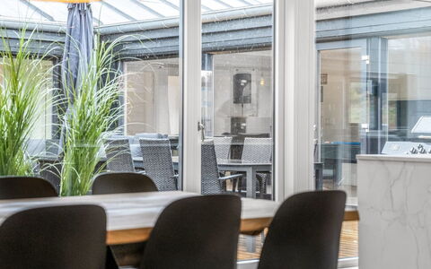 Filippine - 800M from the Sea: Fussboden, Decke, Schwimmbad, Resort, Design, Stuhl, Daylighting, Hotel, Villa, Penthouse