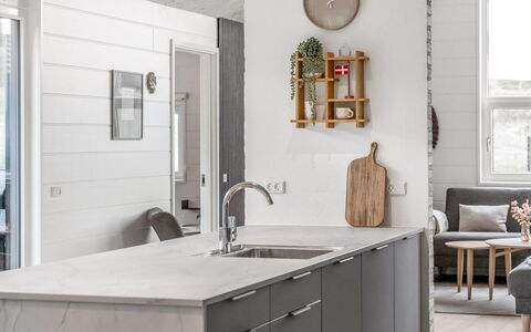 Filippine - 800M from the Sea: Möbel, Flooring, Countertop, Küche, Holz, Interior Design, Küchengerät, Fussboden, Cabinetry, Haushaltsgerät