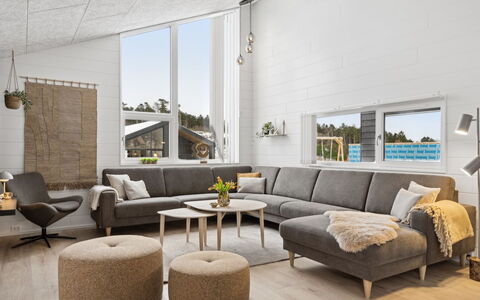 Filippine - 800M from the Sea: Flooring, Interior Design, Wohnzimmer, Möbel, Zuhause, Couch, Komfort, Kaffetisch