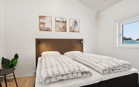 Filippine - 800M from the Sea: Schlafzimmer, Bett, Holz, Interior Design, Bedding, Bettdecke, Fussboden, Flooring, Möbel, Bettrahmen