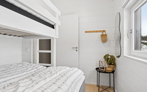 Filippine - 800M from the Sea: Holz, Schlafzimmer, Zuhause, Decke, Bett, Bedding, Bettrahmen, Planke, Bettdecke, Holzbeize