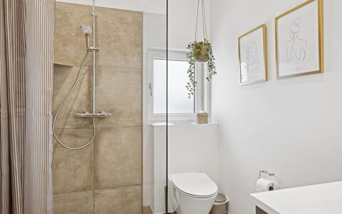 Filippine - 800M from the Sea: Badezimmer, Flooring, Wand, Armatur, Interior Design, Fussboden, Toilette, Toilleten Sitz, Decke, Installation