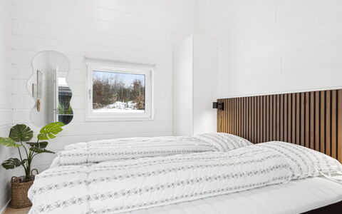 Filippine - 800M from the Sea: Holz, Schlafzimmer, Bett, Interior Design, Bedding, Flooring, Bettdecke, Fussboden, Bettrahmen, Decke
