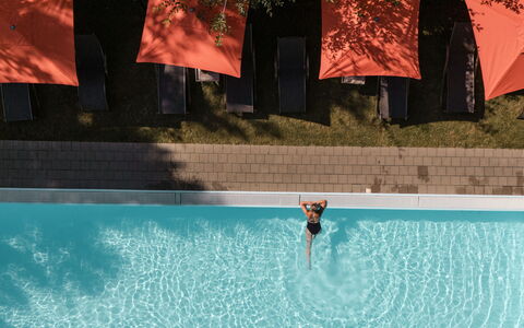 Viehhofen 1: Schwimmbad, Freizeit, Resort, Erholung, Verbundwerkstoff, Gartenmöbel, Urlaub, Eco Hotel, Sonnenliege, Schatten