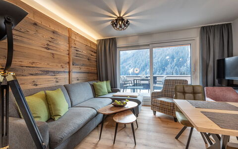 Viehhofen 1: Interior Design, Decke, Wohnzimmer, Hartholz, Holzboden, Holzbeize, Stuhl, Planke, Holz, Küche & Esszimmer Tisch