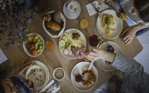 Viehhofen 1: Essen, Geschirr, Zutat, Dishware, Tabelle, Servierware, Teller, Möbel, Obst