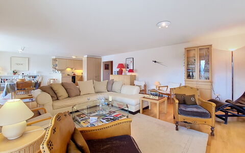 Résidence Mila N°2: Möbel, Interior Design, Flooring, Fussboden, Couch, Decke, Holz, Zimmer, Wohnzimmer, Tabelle