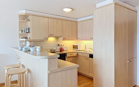 Résidence Mila N°2: Möbel, Cabinetry, Countertop, Küche, Holz, Küchengerät, Interior Design, Flooring, Fussboden, Schrank