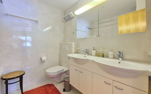 Résidence Mila N°2: Interior Design, Flooring, Bad Sink, Armatur, Fussboden, Sinken, Badezimmer, Zapfhahn, Decke, Badezimmerschrank