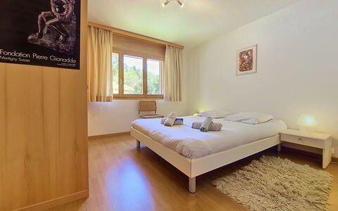 Résidence Mila N°2: Bett, Interior Design, Möbel, Schlafzimmer, Fussboden, Bettdecke, Flooring, Bedding, Holz, Zimmer