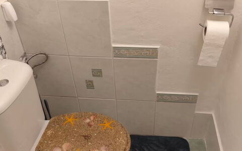 Elizabeth: Toilleten Sitz, Toilette, Armatur, Badezimmer, Fussboden, Flooring, Interior Design, Installation, Zimmer, Fliese