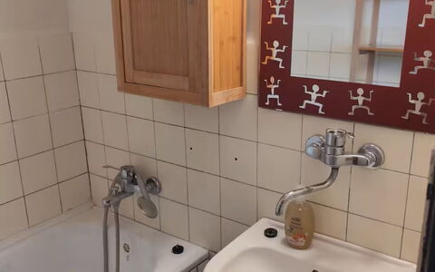 Elizabeth: Bad Sink, Armatur, Badezimmer, Flooring, Sinken, Fussboden, Zapfhahn, Interior Design, Installation, Zimmer