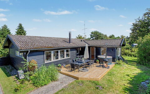 Leve - 300M from the Sea: Haus, Dach, Hütte, Zuhause, Ground, Estate, Bauernhaus, Garten, Garten, Abstellgleis