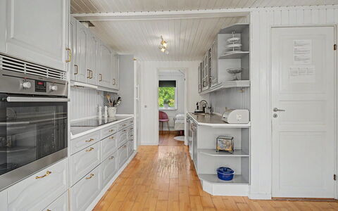 Leve - 300M from the Sea: Flooring, Fussboden, Zuhause, Interior Design, Küche, Decke, Cabinetry, Major Appliance, Holzboden, Küchengerät