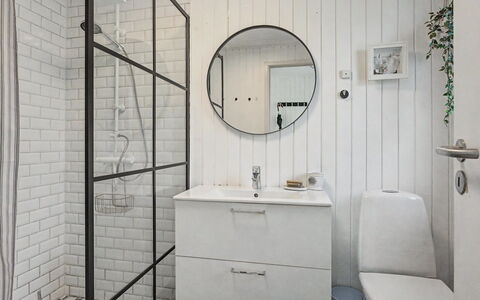 Leve - 300M from the Sea: Badezimmer, Wand, Armatur, Interior Design, Flooring, Fussboden, Toilette, Installation, Bad Sink, Fliese